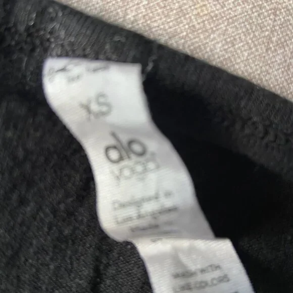 EUC ALO Yoga Black Fitted Twist Front Top Sz XS - Picture 4 of 5